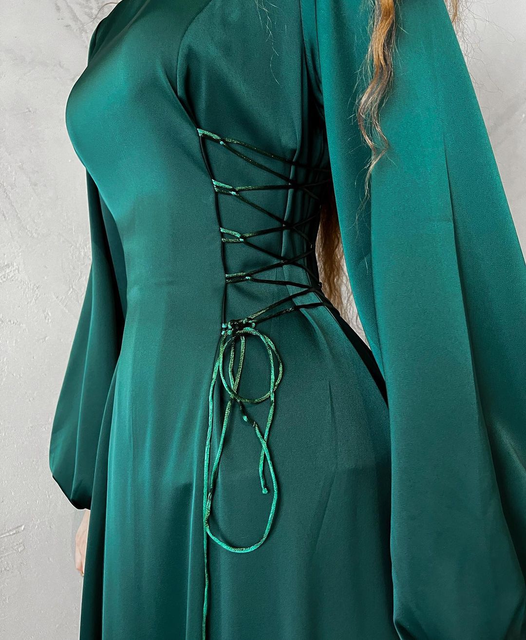 Carmela Gregori™ Elegante abito lungo con polsini morbidi