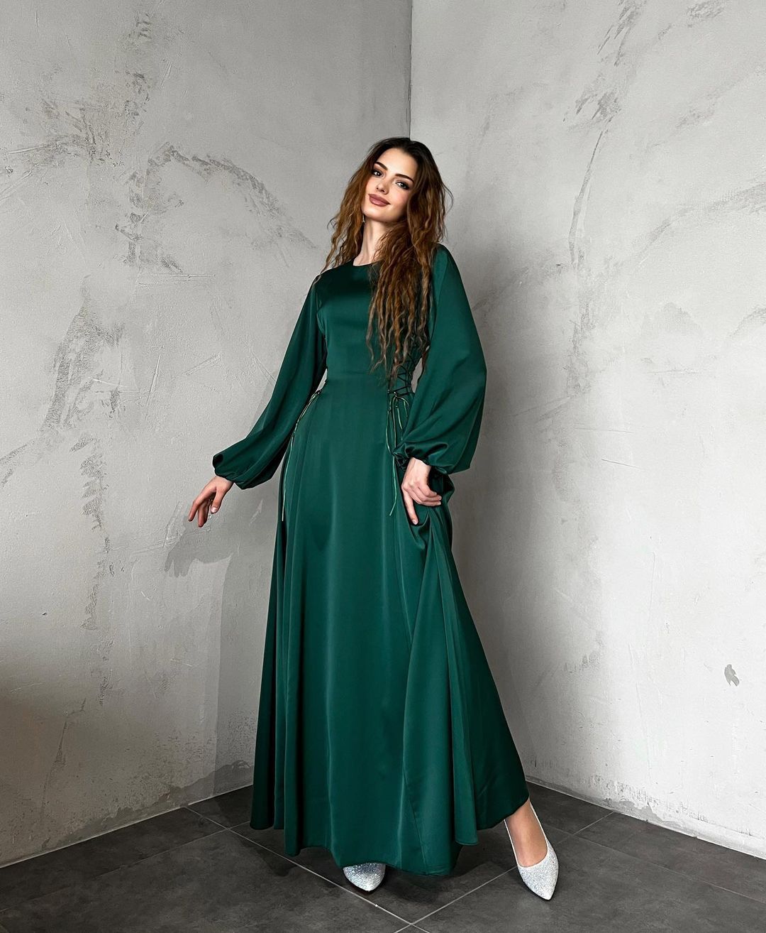 Carmela Gregori™ Elegante abito lungo con polsini morbidi