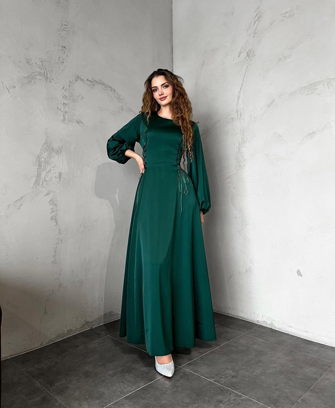 Carmela Gregori™ Elegante abito lungo con polsini morbidi