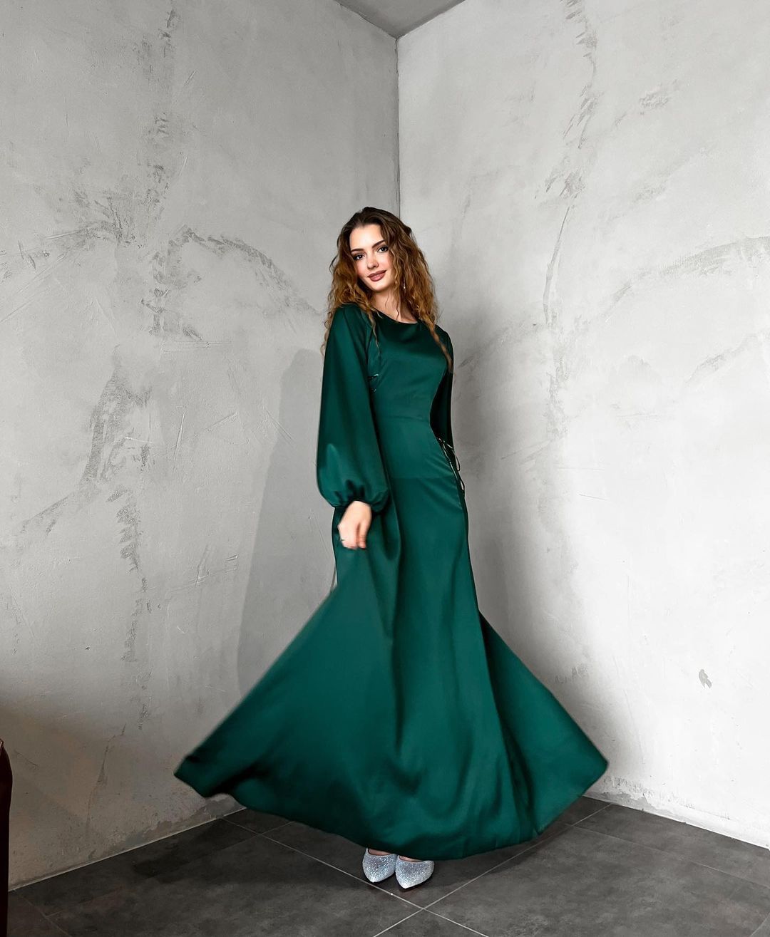 Carmela Gregori™ Elegante abito lungo con polsini morbidi