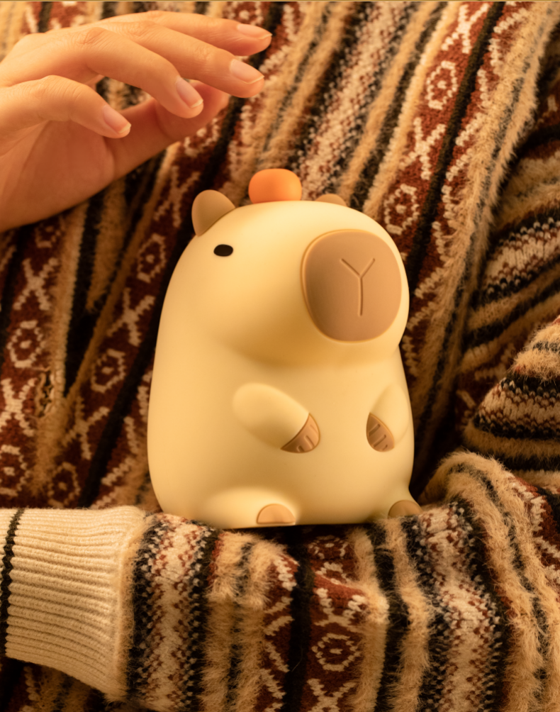 LumaCapy™ Carino il capibara con luce notturna